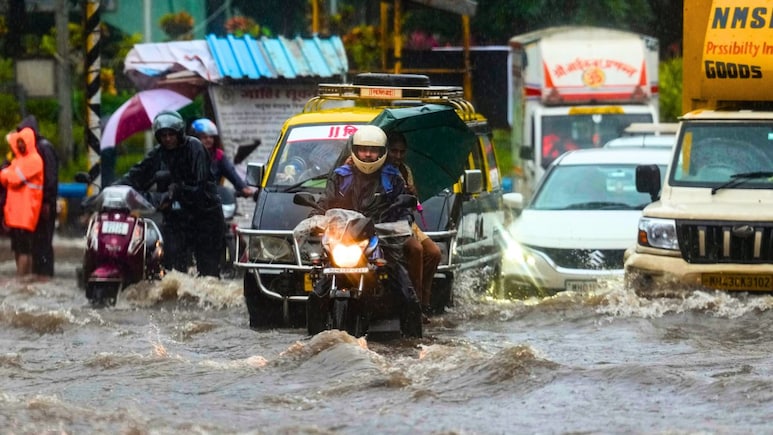 मुंबईत पावसाचा विक्रम! फक्त 3 दिवसांत पडला अर्ध्या महिन्याचा पाऊस, पुढील 24 तासासाठी रेड अलर्ट