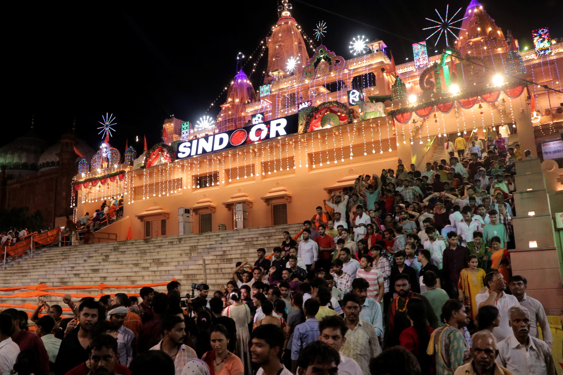 मथुरा में श्रीकृष्ण जन्मोत्सव पर उमड़ा भक्तों का सैलाब, अधिक भीड़ होने के कारण बेहोश हुए कुछ लोग