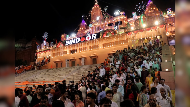 मथुरा में श्रीकृष्ण जन्मोत्सव पर उमड़ा भक्तों का सैलाब, अधिक भीड़ होने के कारण बेहोश हुए कुछ लोग