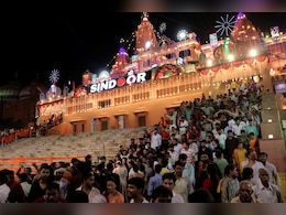 मथुरा में श्रीकृष्ण जन्मोत्सव पर उमड़ा भक्तों का सैलाब, अधिक भीड़ होने के कारण बेहोश हुए कुछ लोग मथुरा में श्रीकृष्ण जन्मोत्सव पर उमड़ा भक्तों का सैलाब, अधिक भीड़ होने के कारण बेहोश हुए कुछ लोग