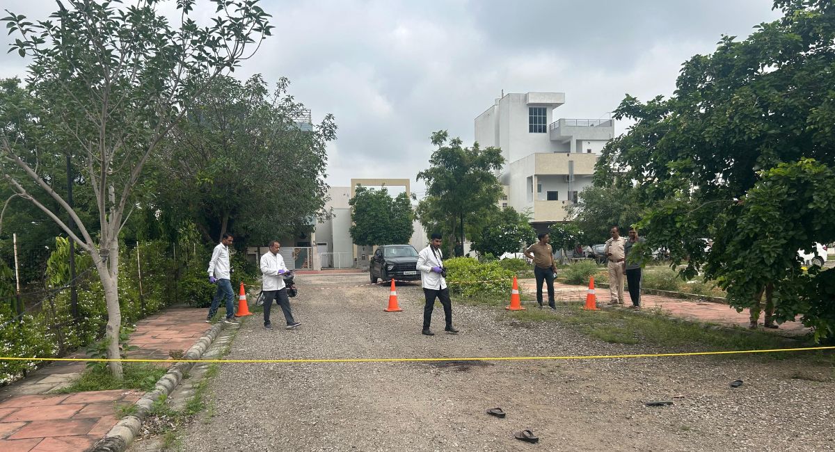 पुलिस घटनास्थल पर पहुंचकर जांच पड़ताल कर रही है. पुलिस घटनास्थल पर पहुंचकर जांच पड़ताल कर रही है.