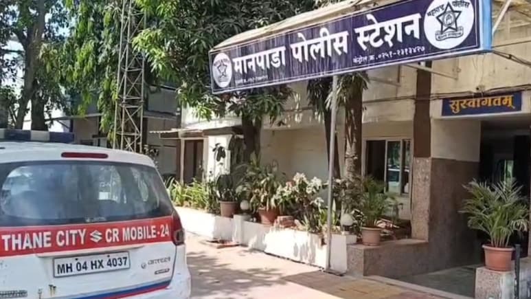 Dombivli : डोंबिवली हादरली!अल्पवयीन मुलीला ब्लॅकमेल; व्हिडिओ वडिलांना पाठवून केली पैशांची मागणी Dombivli : डोंबिवली हादरली!अल्पवयीन मुलीला ब्लॅकमेल; व्हिडिओ वडिलांना पाठवून केली पैशांची मागणी