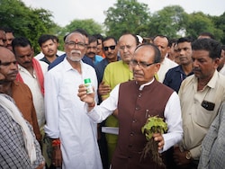 Shivraj Chouhan&#039;s Surprise Visit To Soyabean Field After Farmers&#039; Complaint