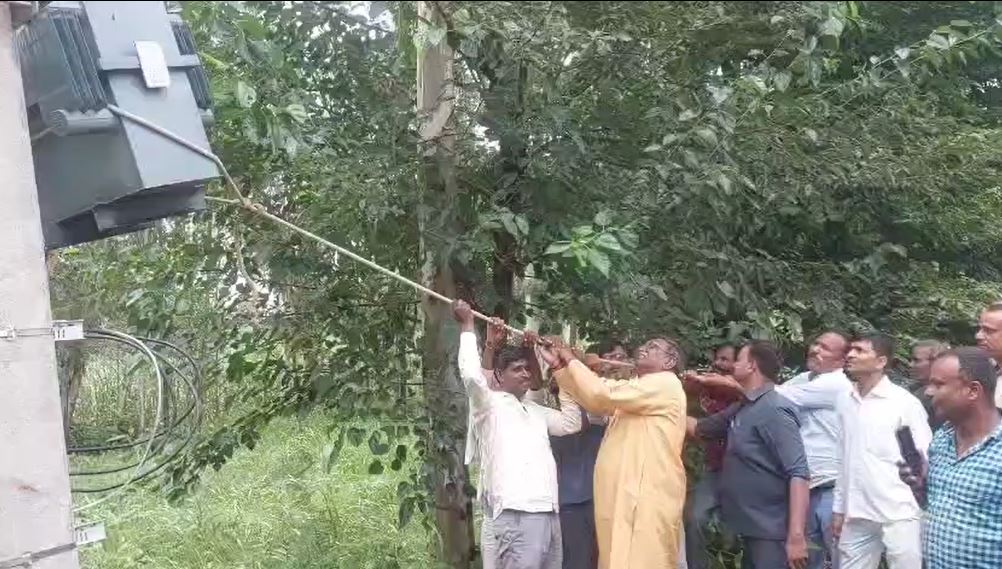 उत्तर प्रदेश के मंत्री ने बिजली विभाग की कार्यशैली पर जताई नाराजगी, धरने पर भी बैठे