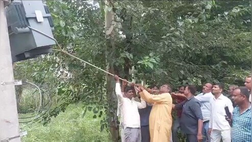 उत्तर प्रदेश के मंत्री ने बिजली विभाग की कार्यशैली पर जताई नाराजगी, धरने पर भी बैठे