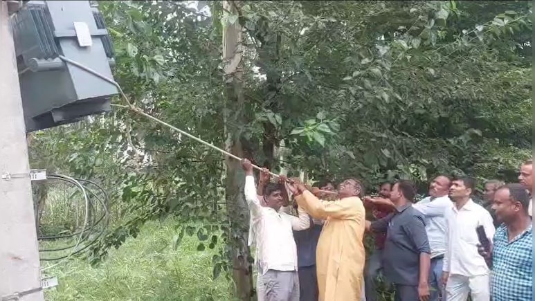 उत्तर प्रदेश के मंत्री ने बिजली विभाग की कार्यशैली पर जताई नाराजगी, धरने पर भी बैठे