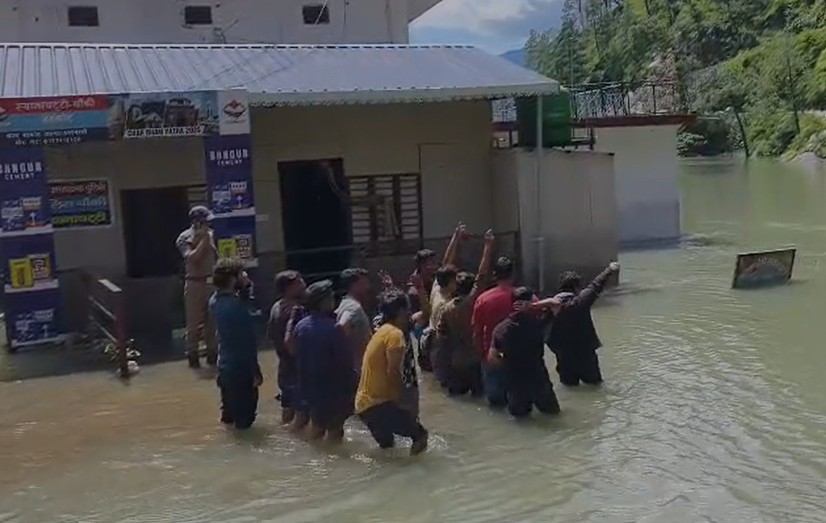 हर्षिल घाटी में बनी कृत्रिम झील से स्यानाचट्टी के लोगों में आक्रोश, पानी में उतरे महिला-पुरुषों ने किया प्रदर्