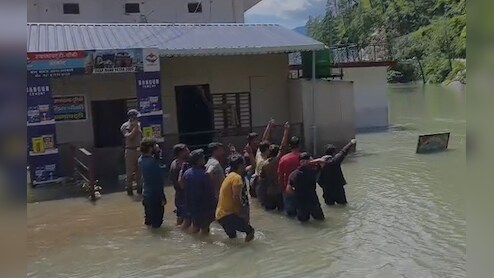 हर्षिल घाटी में बनी कृत्रिम झील से स्यानाचट्टी के लोगों में आक्रोश, पानी में उतरे महिला-पुरुषों ने किया प्रदर्शन