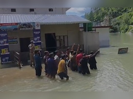 हर्षिल घाटी में बनी कृत्रिम झील से स्यानाचट्टी के लोगों में आक्रोश, पानी में उतरे महिला-पुरुषों ने किया प्रदर्शन हर्षिल घाटी में बनी कृत्रिम झील से स्यानाचट्टी के लोगों में आक्रोश, पानी में उतरे महिला-पुरुषों ने किया प्रदर्शन
