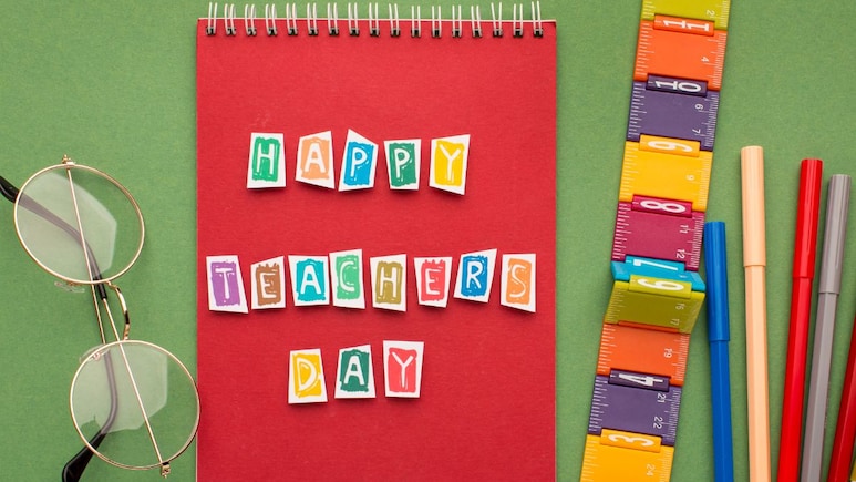 Teacher's Day Card: शिक्षक दिवस के कार्ड पर जरूर लिखें ये बातें, पढ़कर टीचर के चेहरे पर आ जाएगी मुस्कुराहट Teacher's Day Card: शिक्षक दिवस के कार्ड पर जरूर लिखें ये बातें, पढ़कर टीचर के चेहरे पर आ जाएगी मुस्कुराहट