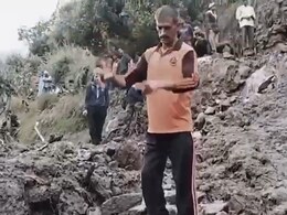 जम्मू-कश्मीर के रामबन में बादल फटा, 3 लोगों की मौत, कई घर क्षतिग्रस्त जम्मू-कश्मीर के रामबन में बादल फटा, 3 लोगों की मौत, कई घर क्षतिग्रस्त