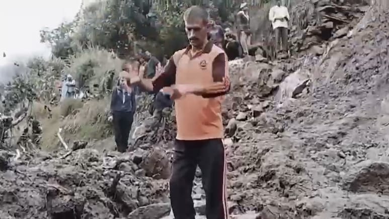 जम्मू-कश्मीर के रामबन में बादल फटा, 3 लोगों की मौत, कई घर क्षतिग्रस्त जम्मू-कश्मीर के रामबन में बादल फटा, 3 लोगों की मौत, कई घर क्षतिग्रस्त