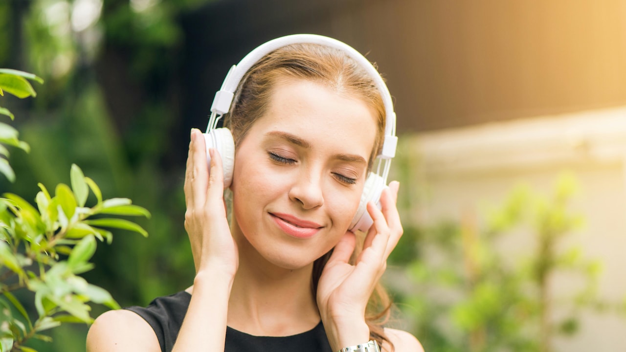 5 Best Noise-Cancelling Headphones in 2025 For Work, Travel And Music