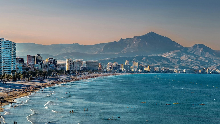 Spain Shuts Tourist Beaches As Venomous "Blue Dragons" Appear On Shores Spain Shuts Tourist Beaches As Venomous "Blue Dragons" Appear On Shores