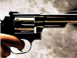 डिलीवरी बॉय ने बार-बार बजाई डोरबेल, दरवाजा खोलते ही मकान मालिक ने गुस्से में कर दी फायरिंग डिलीवरी बॉय ने बार-बार बजाई डोरबेल, दरवाजा खोलते ही मकान मालिक ने गुस्से में कर दी फायरिंग
