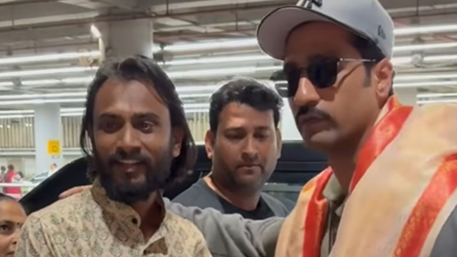 <i>Chhaava</i> Star Vicky Kaushal Removes Shoes As Fan Honours Him With Chhatrapati  Sambhaji Maharaj Idol, Video Goes Viral