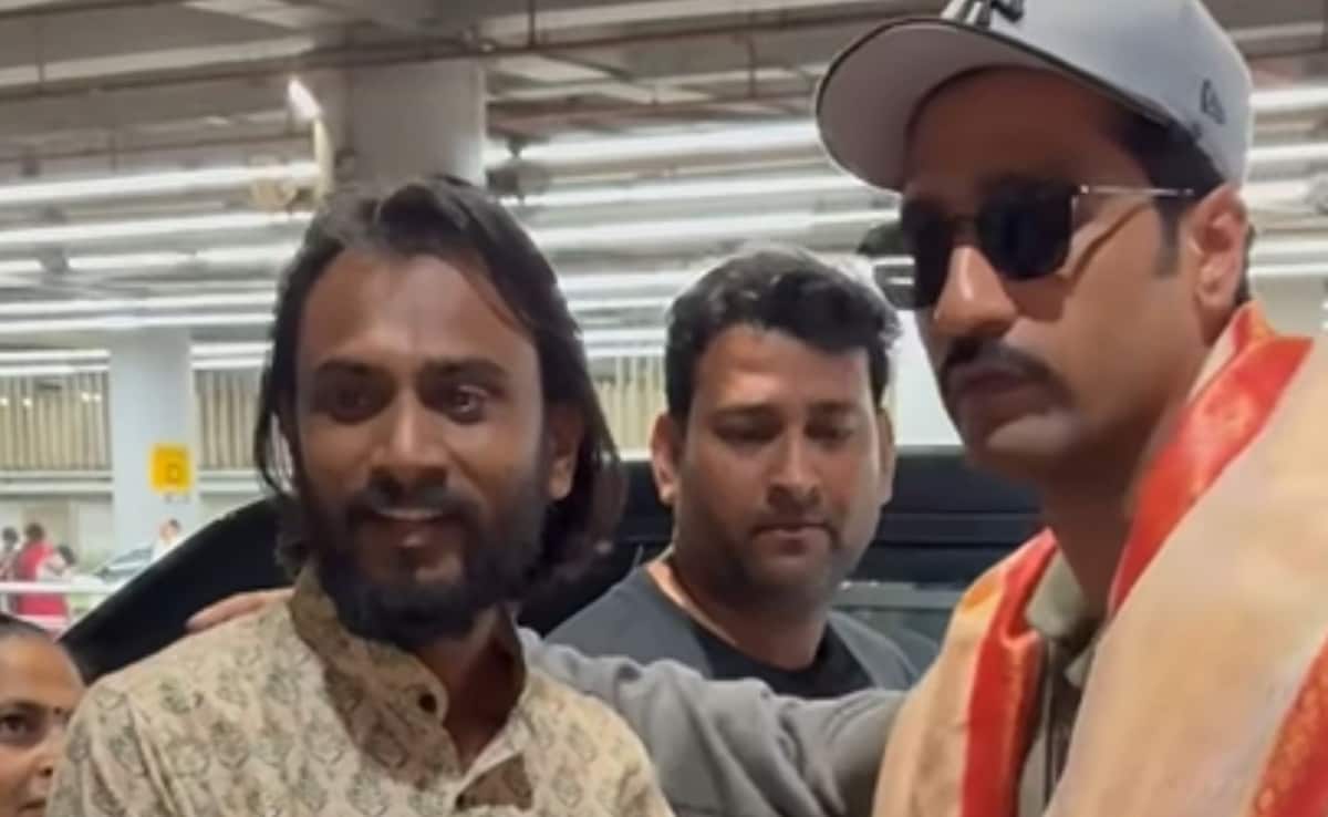 Chhaava Star Vicky Kaushal Removes Shoes As Fan Honours Him With Chhatrapati Sambhaji Maharaj Idol, Video Goes Viral