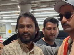 <i>Chhaava</i> Star Vicky Kaushal Removes Shoes As Fan Honours Him With Chhatrapati  Sambhaji Maharaj Idol, Video Goes Viral <i>Chhaava</i> Star Vicky Kaushal Removes Shoes As Fan Honours Him With Chhatrapati  Sambhaji Maharaj Idol, Video Goes Viral