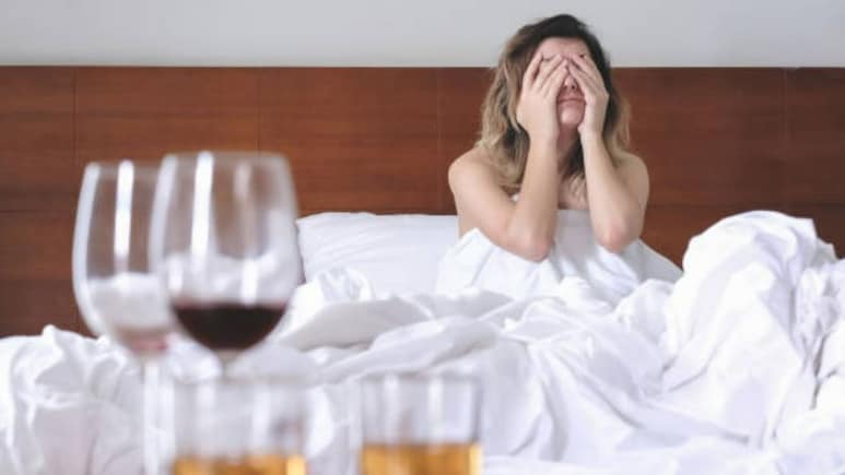 जाना है ऑफिस और नहीं उतर रहा है हैंगओवर, अपनाएं ये 7 टिप्स | Home Remedies for Hangover