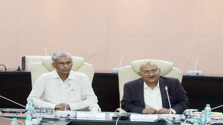 Road Safety: सड़क सुरक्षा मिशन; MP के सभी 55 जिलो में लागू होंगे उपाय- जस्टिस अभय मनोहर सप्रे Road Safety: सड़क सुरक्षा मिशन; MP के सभी 55 जिलो में लागू होंगे उपाय- जस्टिस अभय मनोहर सप्रे