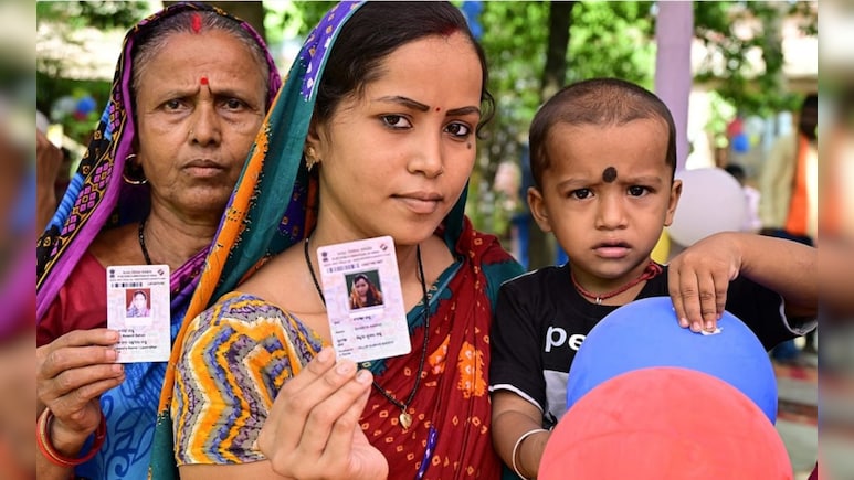 Tejashwi Yadav Voter Card Controversy: क्या होता है EPIC नंबर, इसमें क्या-क्या जानकारी छिपी होती है?