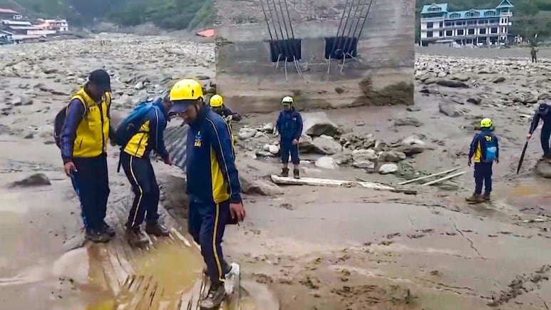 Uttarakhand Floods: धराली में बादल फटने के बाद फंसे 274 लोगों का बचाव, राजस्थान के भी 6 लोग शामिल Uttarakhand Floods: धराली में बादल फटने के बाद फंसे 274 लोगों का बचाव, राजस्थान के भी 6 लोग शामिल