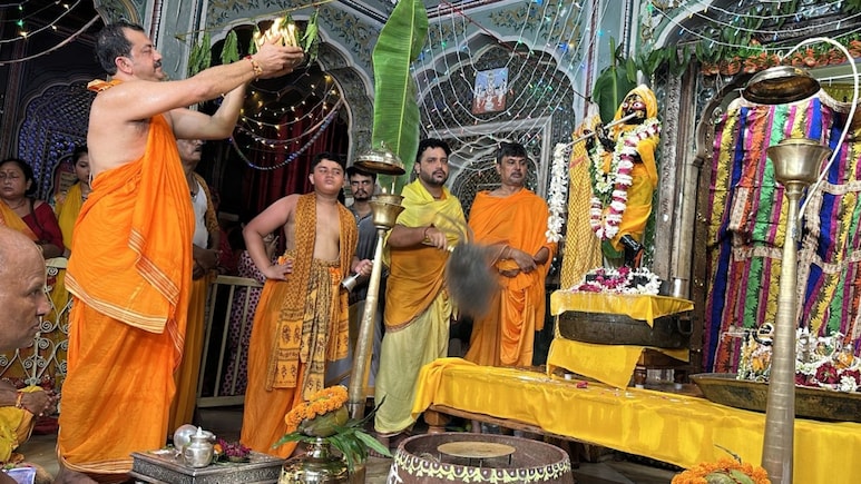Krishna Janmashtami 2025: जयपुर के इस मंदिर में दोपहर में ही जन्मे श्रीकृष्ण, 500 साल पुरानी परंपरा ने चौंकाया!