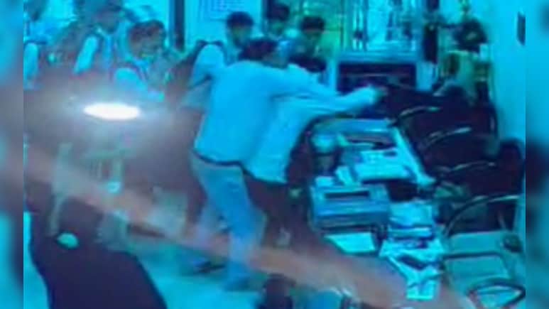 Jabalpur: स्कूल में घुसकर छात्र पर चाकू से हमला, प्रबंधन ने पीड़ित स्टूडेंट पर ही कर दी अनुशासनात्मक कार्रवाई Jabalpur: स्कूल में घुसकर छात्र पर चाकू से हमला, प्रबंधन ने पीड़ित स्टूडेंट पर ही कर दी अनुशासनात्मक कार्रवाई