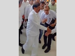 VIDEO: हे वागणं बरं नव्हं! नवी मुंबई महापालिकेच्या वरिष्ठ अधिकाऱ्याचं मंत्र्यांसमोर लोटांगण