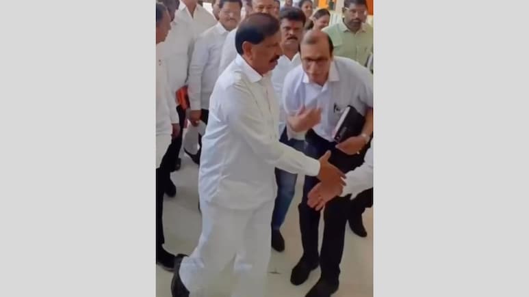 VIDEO: हे वागणं बरं नव्हं! नवी मुंबई महापालिकेच्या वरिष्ठ अधिकाऱ्याचं मंत्र्यांसमोर लोटांगण
