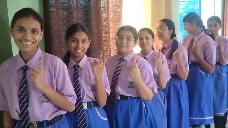 बड़वानी: वैष्णवी एमिनेंट हायर सेकेंडरी स्कूल ने रचा इतिहास, डिजिटल वोटिंग सिस्टम से कराए गए कैबिनेट चुनाव बड़वानी: वैष्णवी एमिनेंट हायर सेकेंडरी स्कूल ने रचा इतिहास, डिजिटल वोटिंग सिस्टम से कराए गए कैबिनेट चुनाव