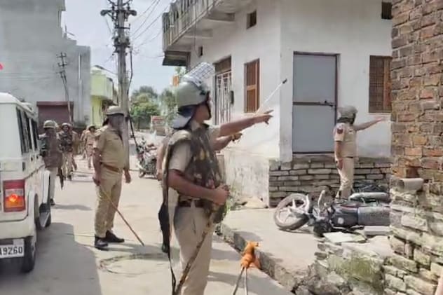 भीड़ को खदेड़ती पुलिस. भीड़ को खदेड़ती पुलिस.