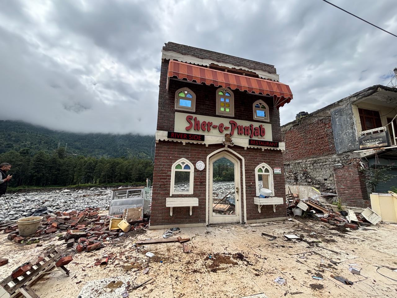 मनाली के मशहूर होटल शेर-ए-पंजाब का हाल देखिए, पूरी बिल्डिंग ध्वस्त, सिर्फ गेट की दीवार बची, देखें- तस्वीरें