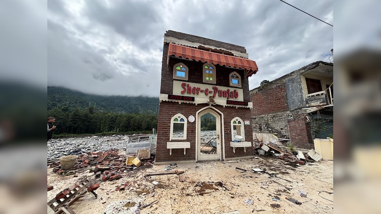 मनाली के मशहूर होटल शेर-ए-पंजाब का हाल, पूरी बिल्डिंग ध्वस्त, सिर्फ गेट की दीवार बची, देखें- तस्वीरें
