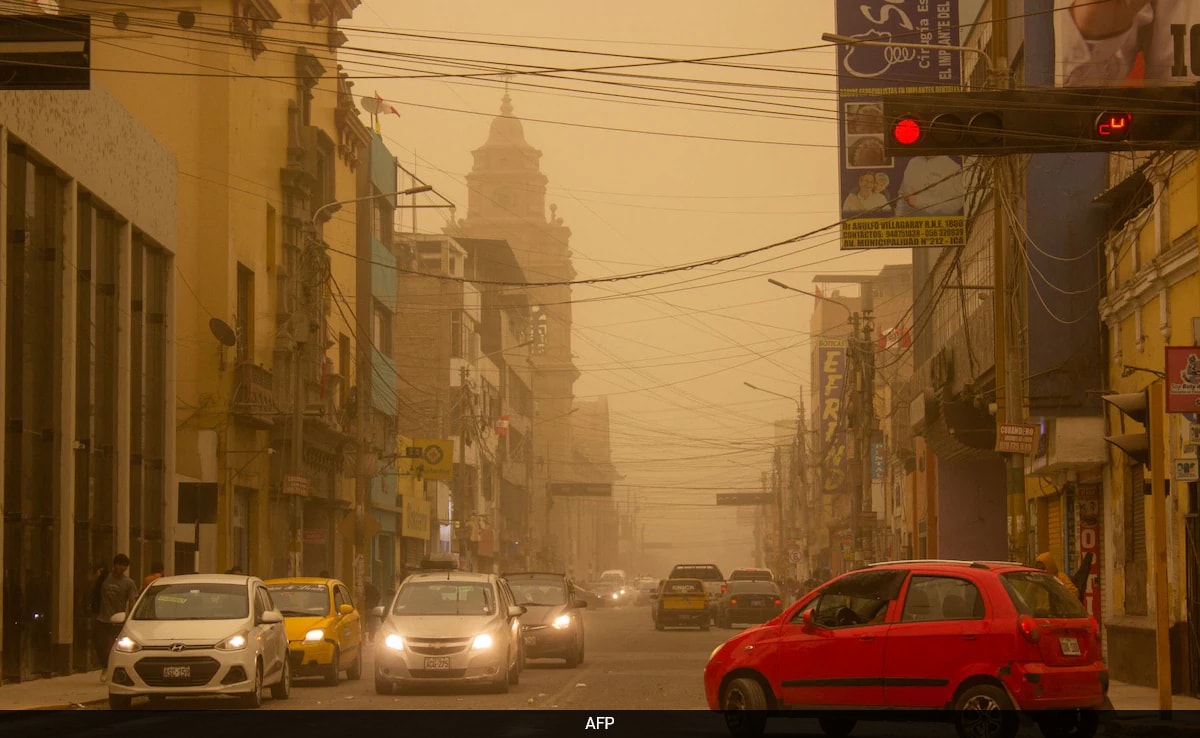 Мощна буря от пясък и прах преминала през Южен Перу