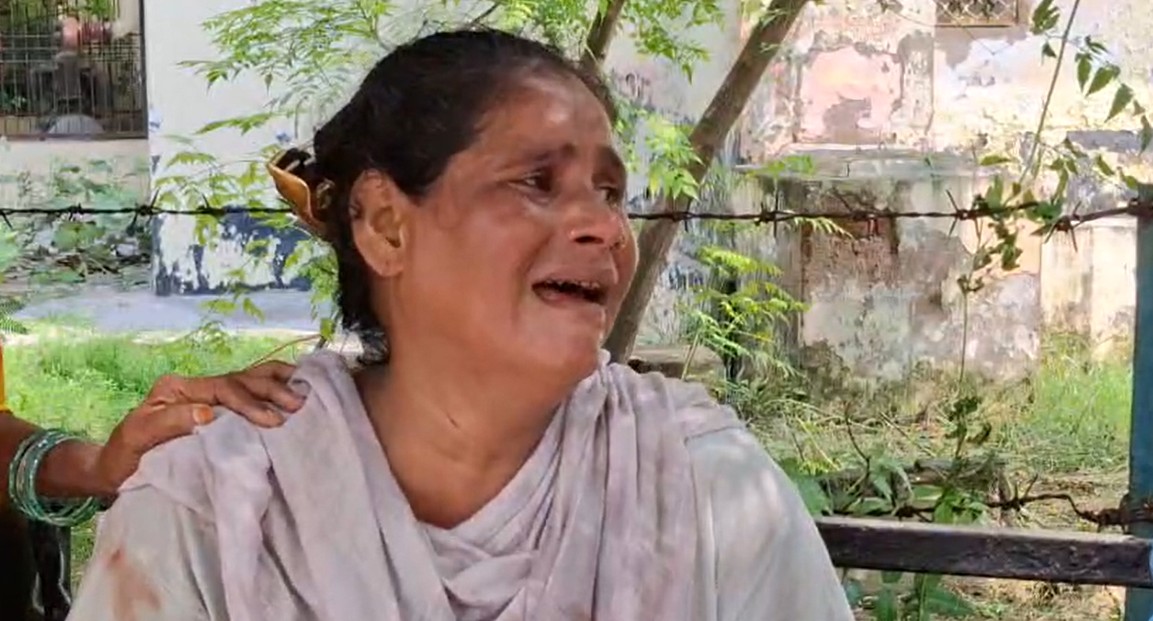 बच्चे को नोचते रहे कुत्ते, परिवार का आरोप- पानी मांगा तो गला रेत कर मोहल्ले में फेंक दिया