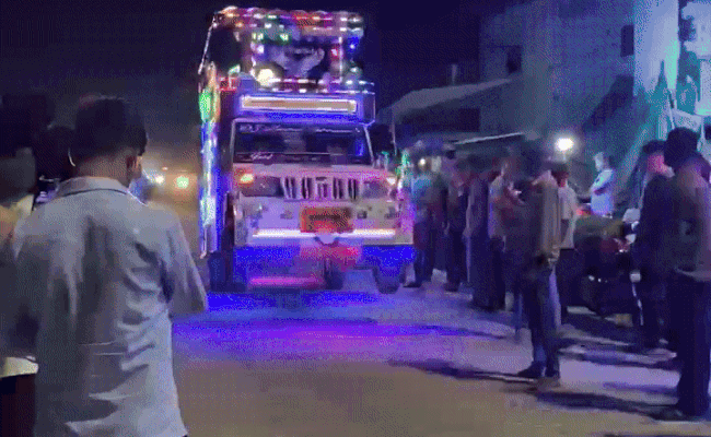 Watch Video: स्टंटबाज ड्राइवर ने रील के शौक में 15 मिनट तक हवा में उठाई पिकअप, बस स्टैंड पर मचा हंगामा
