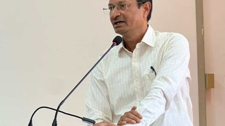 माफी मांगने के एक दिन बाद, गलत मतदाता डेटा को लेकर CSDS के संजय कुमार के खिलाफ केस दर्ज