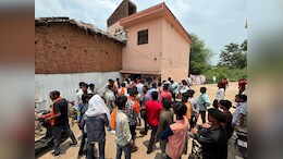 CG News: राज्यपाल के गोद लिए गांव में चमत्कारी इलाज का खेल, बीमारी से धर्म बदलने तक की सामने आई कहानी