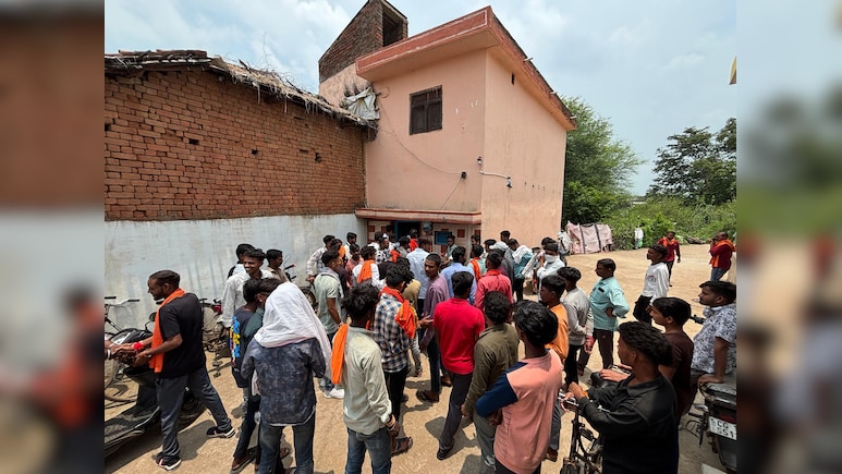 CG News: राज्यपाल के गोद लिए गांव में चमत्कारी इलाज का खेल, बीमारी से धर्म बदलने तक की सामने आई कहानी CG News: राज्यपाल के गोद लिए गांव में चमत्कारी इलाज का खेल, बीमारी से धर्म बदलने तक की सामने आई कहानी