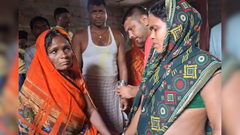 डूबते को 'मुर्दे' का सहारा... गंगा में डूब रही महिला ने पकड़ ली बह रही लाश, 7 किमी दूर जाकर मौत से जीती जंग डूबते को 'मुर्दे' का सहारा... गंगा में डूब रही महिला ने पकड़ ली बह रही लाश, 7 किमी दूर जाकर मौत से जीती जंग