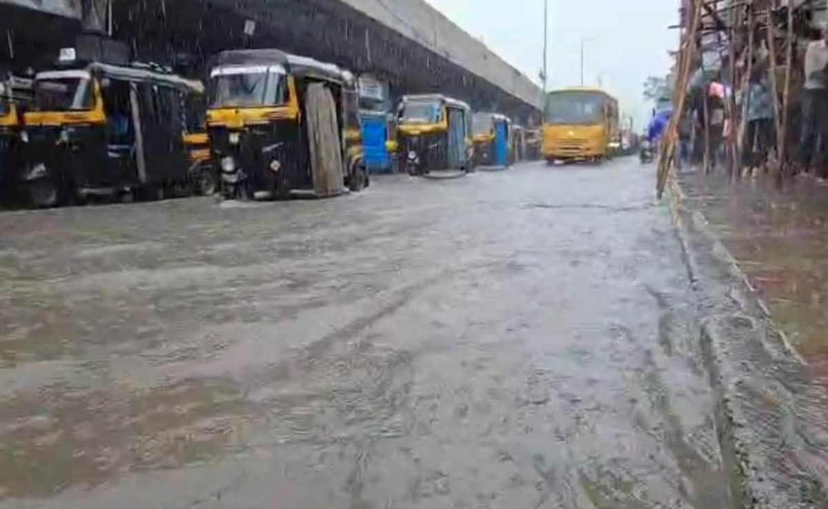 Some low-lying areas like the Andheri Subway and Lokhandwala Complex witnessed water accumulation. Some low-lying areas like the Andheri Subway and Lokhandwala Complex witnessed water accumulation.