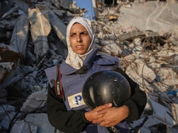 गाजा के अस्पताल पर इजरायल का हमला, 5 जर्नलिस्ट्स समेत 20 लोगों की मौत  गाजा के अस्पताल पर इजरायल का हमला, 5 जर्नलिस्ट्स समेत 20 लोगों की मौत