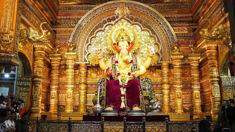 Fact Check: आंदोलकांमुळे लालबागचा राजा मंडळाचे अन्नछत्र बंद? व्हायरल मेसेजचे नेमके सत्य काय? Fact Check: आंदोलकांमुळे लालबागचा राजा मंडळाचे अन्नछत्र बंद? व्हायरल मेसेजचे नेमके सत्य काय?
