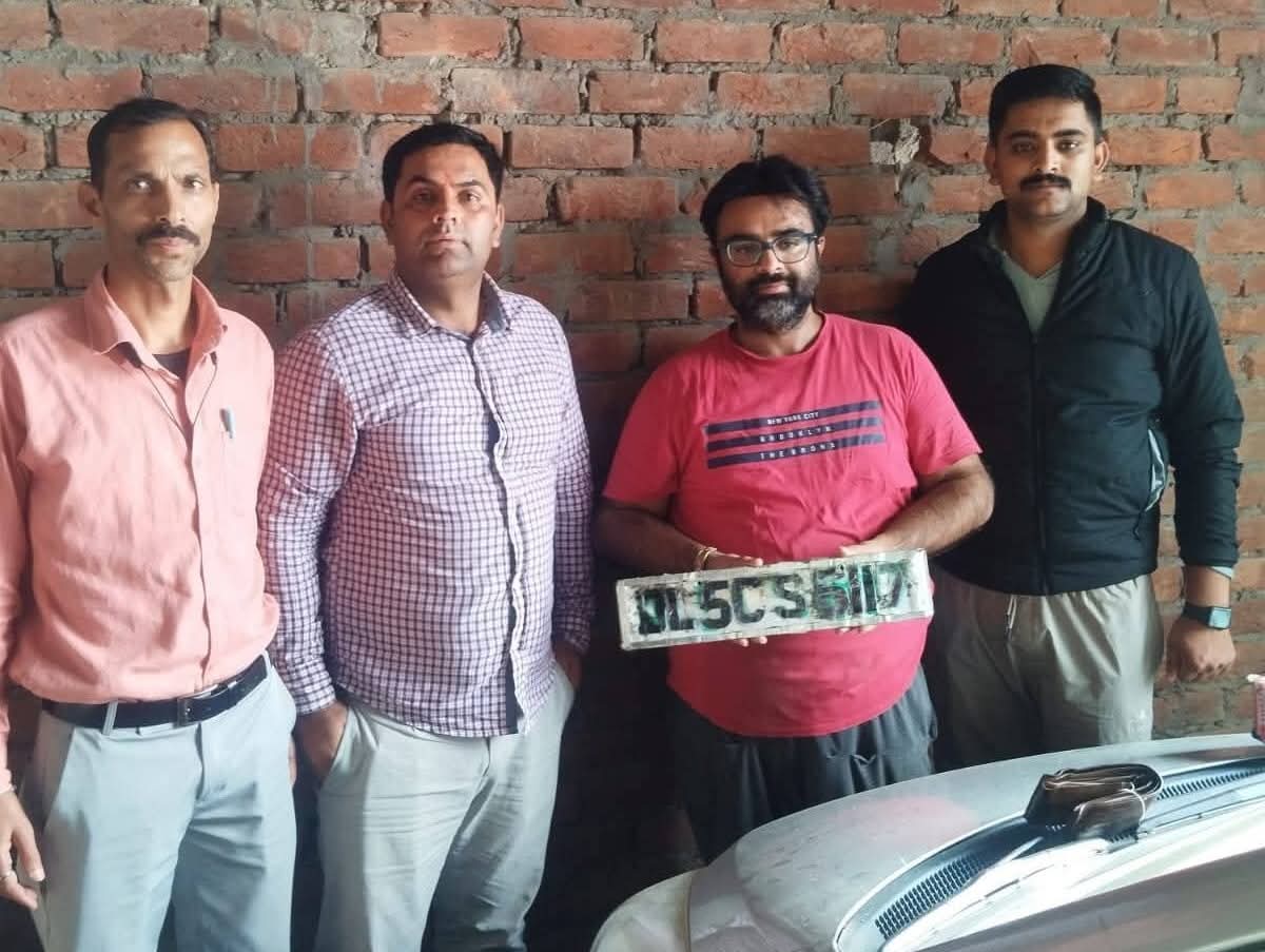 दिल्ली नंबर की कार में रेड टी शर्ट वाला ये व्यक्ति अपने ले गया था. जिसे पुलिस ने गिरफ्तार कर लिया है. दिल्ली नंबर की कार में रेड टी शर्ट वाला ये व्यक्ति अपने ले गया था. जिसे पुलिस ने गिरफ्तार कर लिया है.