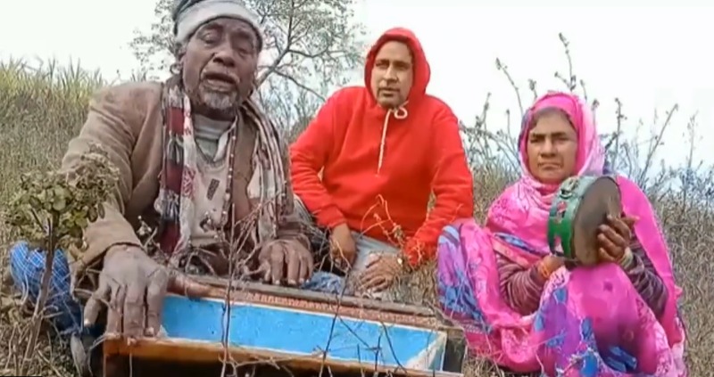 बुजुर्ग कपल ने गाया लता-मुकेश का गाना, इस अंदाज में लगाए सुर सोच पाना भी मुश्किल, लोग बोले- इस टैलेंट को मौका