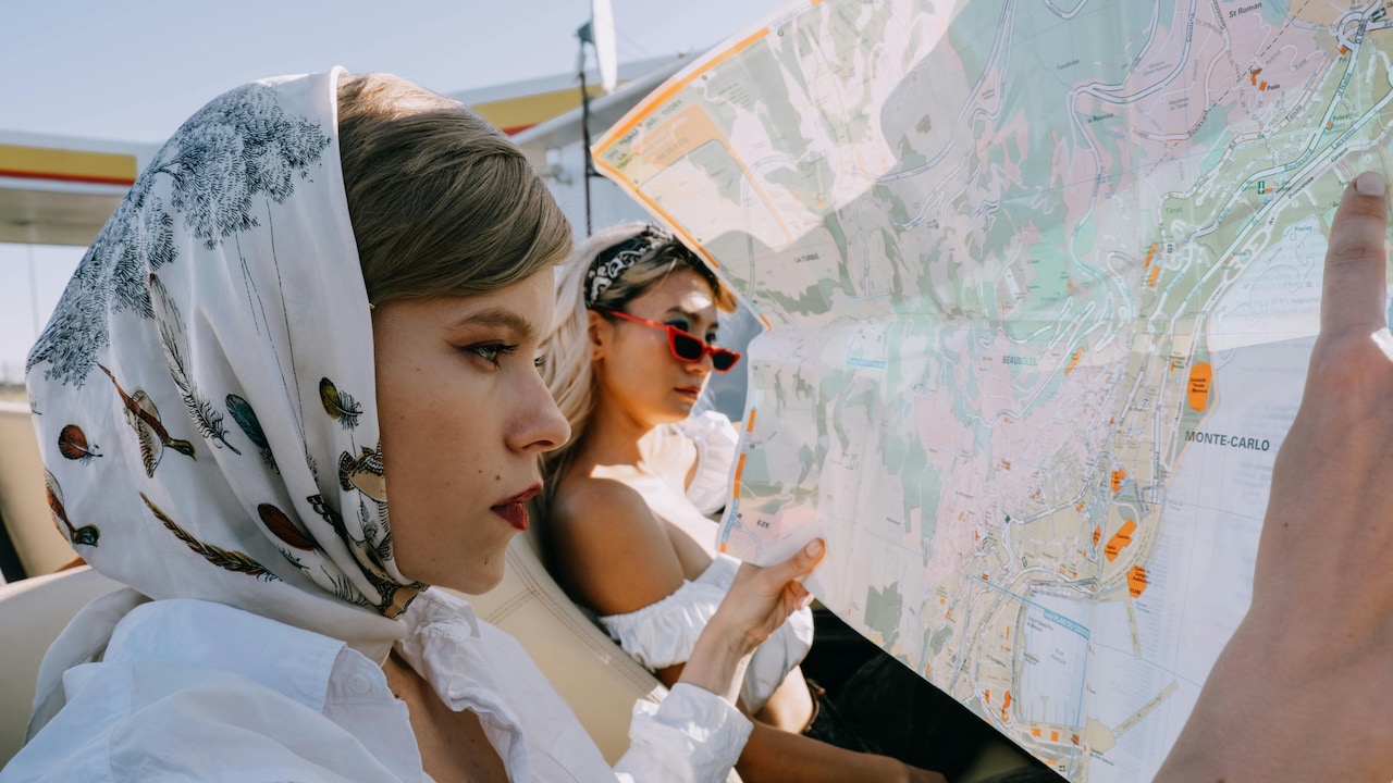 Heat, Humidity, Frizz: Headscarf Materials That Keep You Cool and Polished