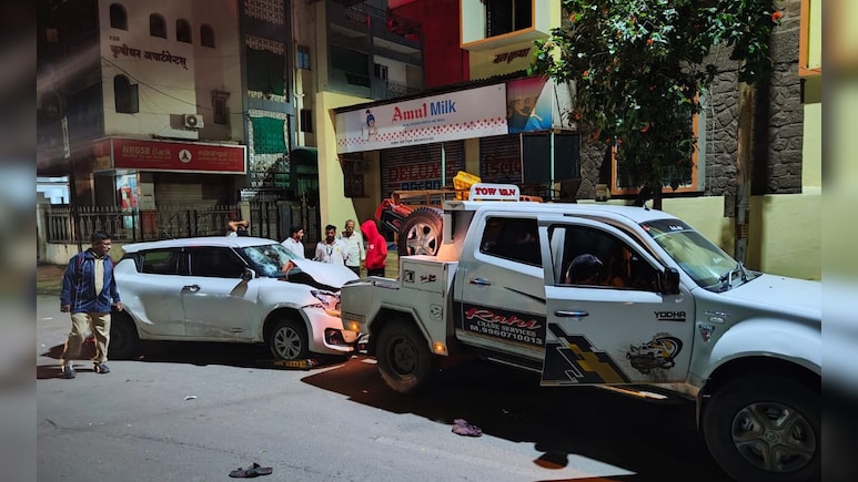 Accident News: मद्यधुंद तरुणाचा 'कार'नामा! 6 जणांना उडवले; 3 वाहनांनाही धडक, दोघे जखमी Accident News: मद्यधुंद तरुणाचा 'कार'नामा! 6 जणांना उडवले; 3 वाहनांनाही धडक, दोघे जखमी