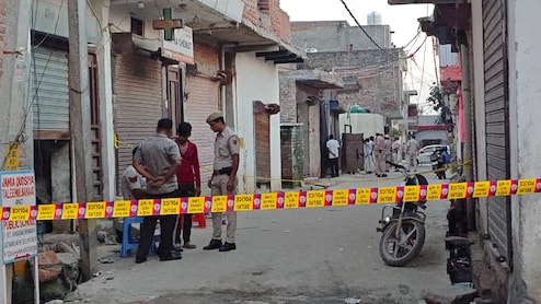 चाकू से गोदा, ईंट-पत्थर से कुचला... दिल्ली में बेटे ने की मां-बाप और भाई की हत्या