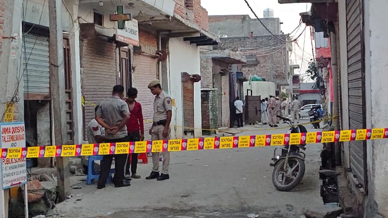 चाकू से गोदा, ईंट-पत्थर से कुचला... दिल्ली में बेटे ने की मां-बाप और भाई की हत्या